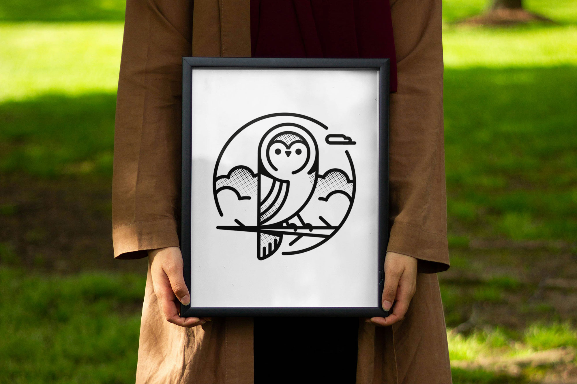 Marco en manos de mujer